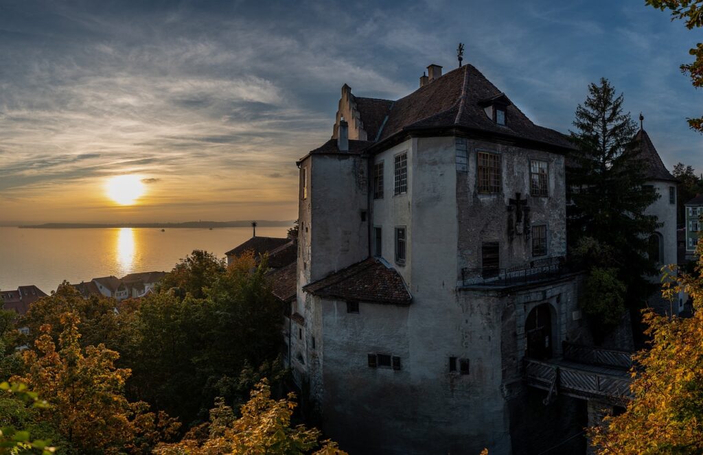 Burg Meersburg am Bodensee bei Sonnenuntergang