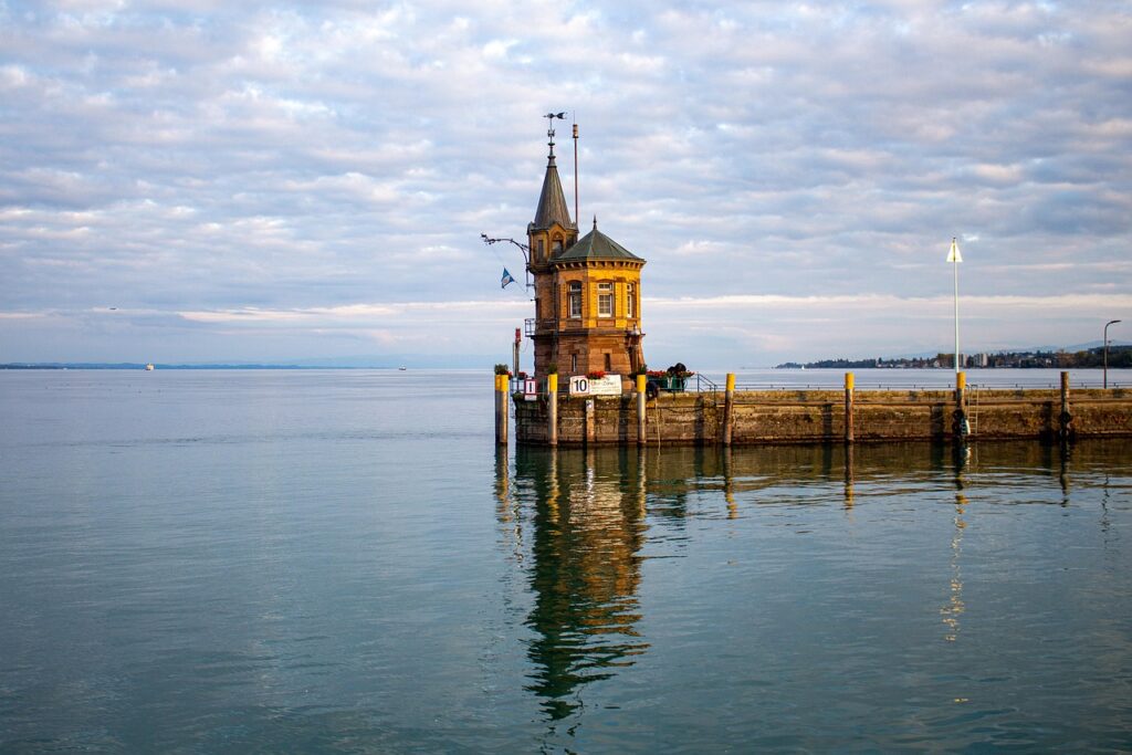 Konstanzer Hafen mit historischem Turm am Bodensee